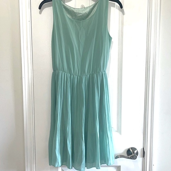 Anthropologie sleeveless mint green pleated accordion midi dress hits at knees - Picture 4 of 12